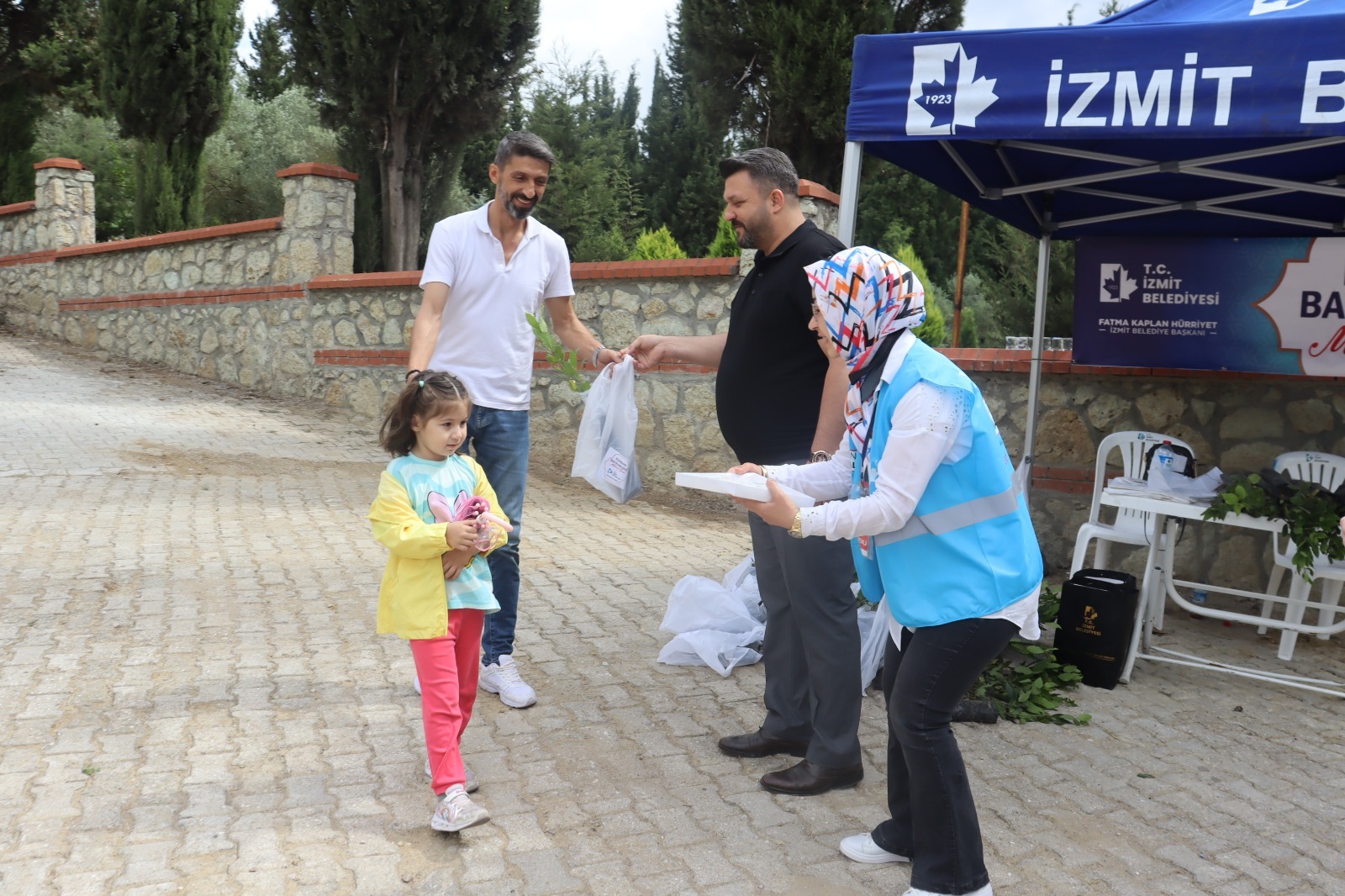 Izmit Belediyesinden mezarlik ziyaretinde bulunan vatandaslara defne fidesi (6)