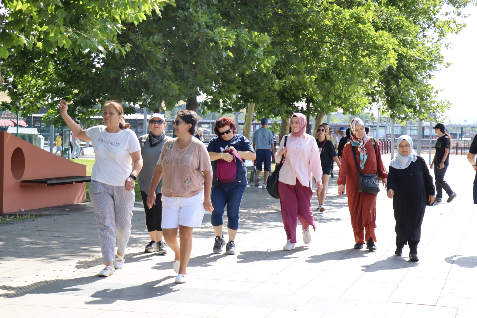 İzmit Belediyesinin Sağlıklı Yaşam Yürüyüşlerine kadınlardan yoğun ilgi (6)