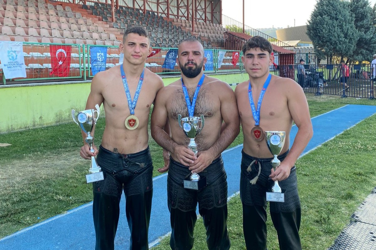 İzmit Belediyespor Güreş Takımı madalyaya doymuyor (1)