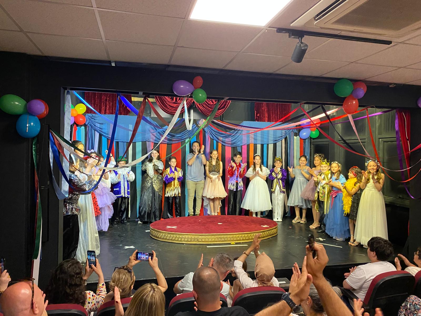 Izmit Sanat Akademi, Tiyatro Festivali ile minik yetenekleri sahneye tasidi (12)