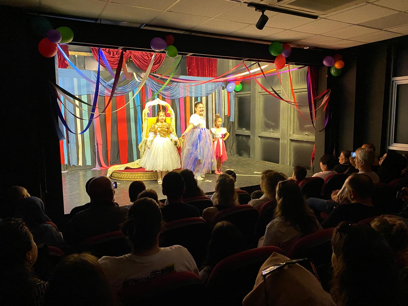 Izmit Sanat Akademi, Tiyatro Festivali ile minik yetenekleri sahneye tasidi (16)