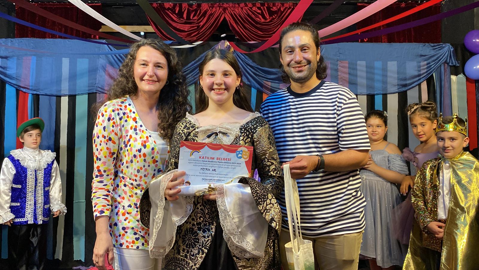 Izmit Sanat Akademi, Tiyatro Festivali ile minik yetenekleri sahneye tasidi (2)