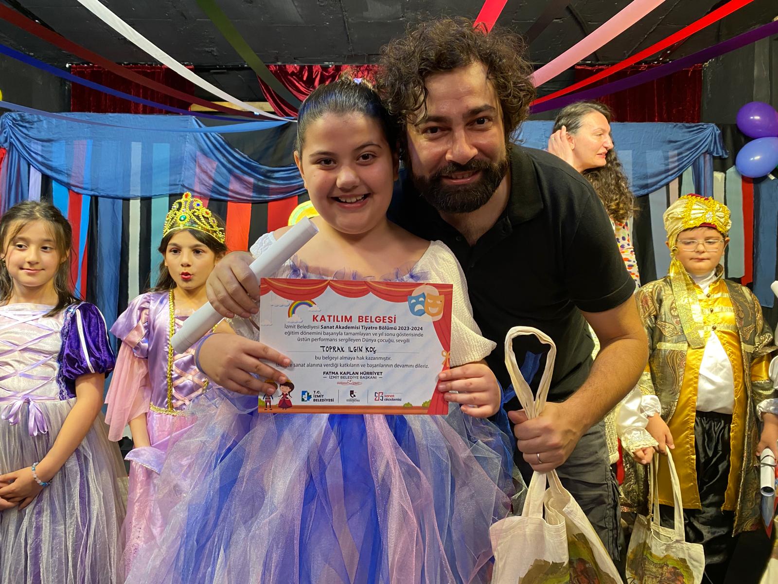 Izmit Sanat Akademi, Tiyatro Festivali ile minik yetenekleri sahneye tasidi (6)