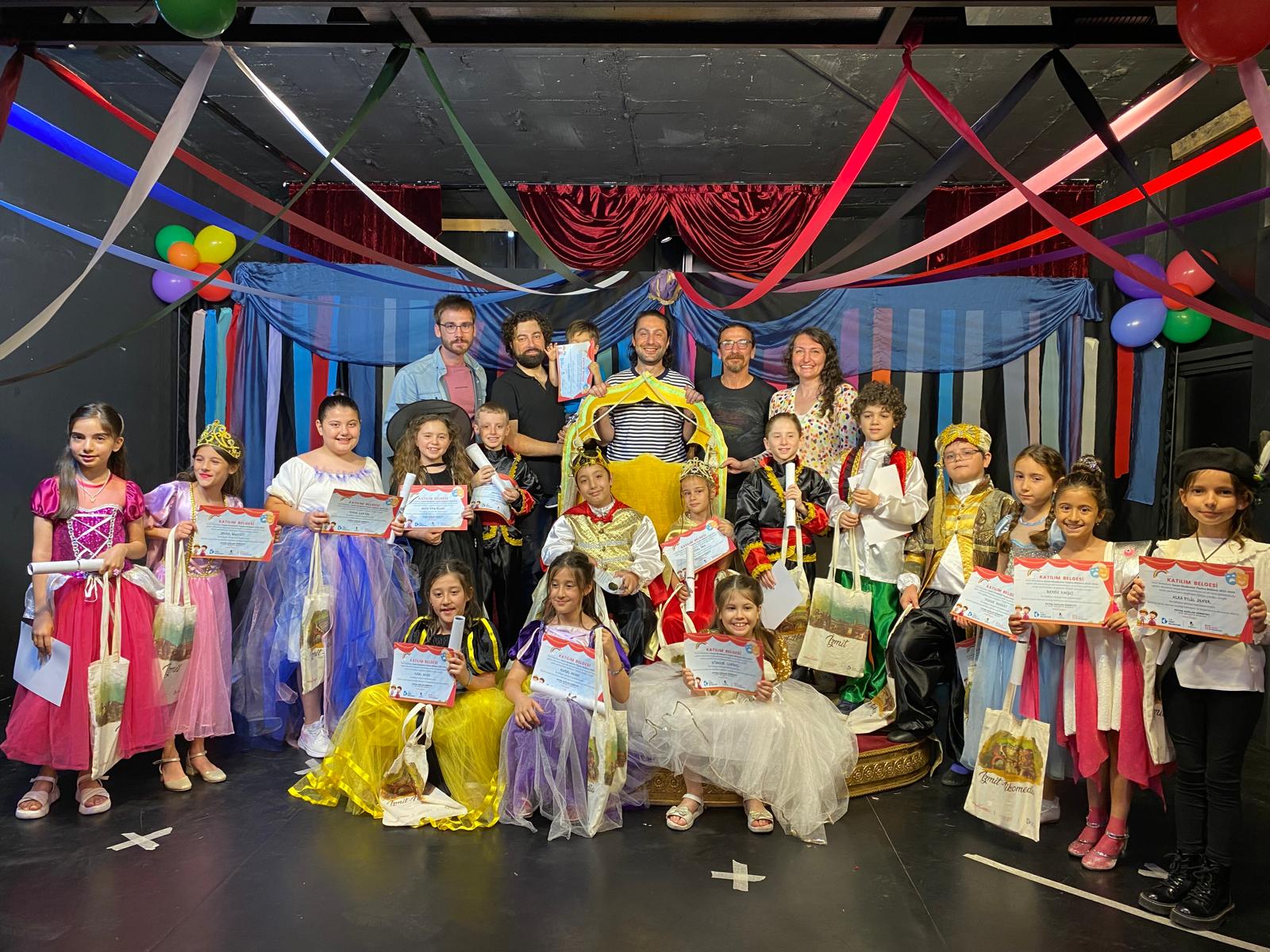 Izmit Sanat Akademi, Tiyatro Festivali ile minik yetenekleri sahneye tasidi (7)