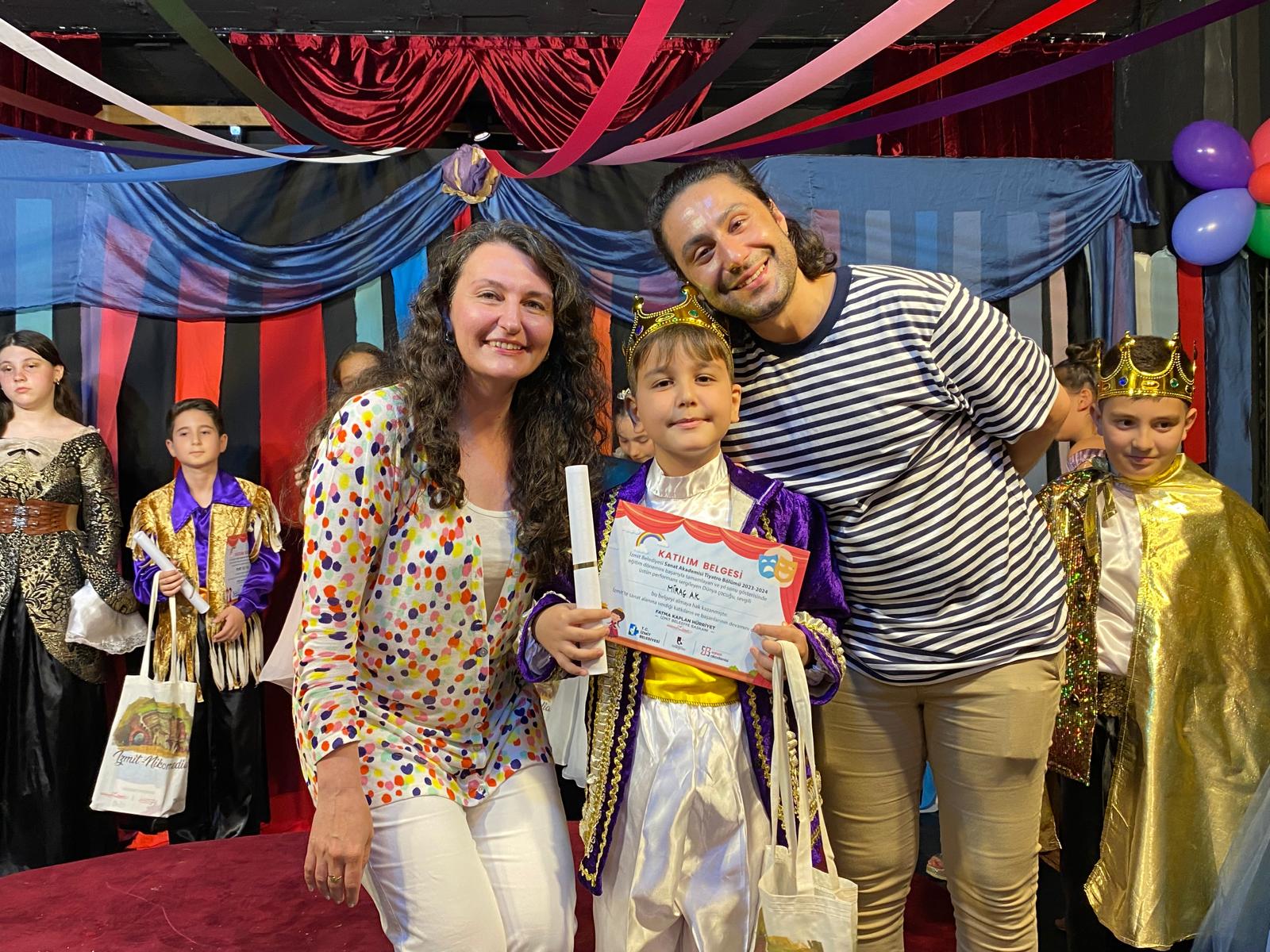 Izmit Sanat Akademi, Tiyatro Festivali ile minik yetenekleri sahneye tasidi (8)