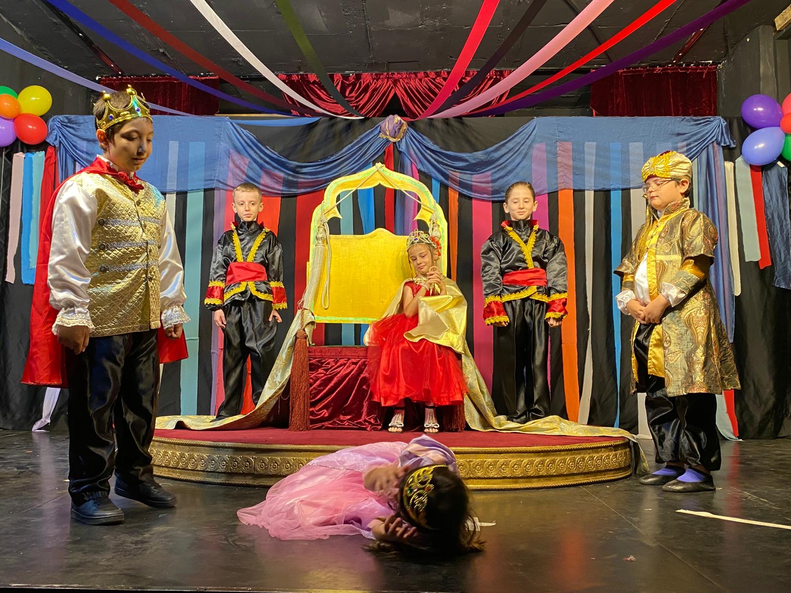 Izmit Sanat Akademi, Tiyatro Festivali ile minik yetenekleri sahneye tasidi (9)