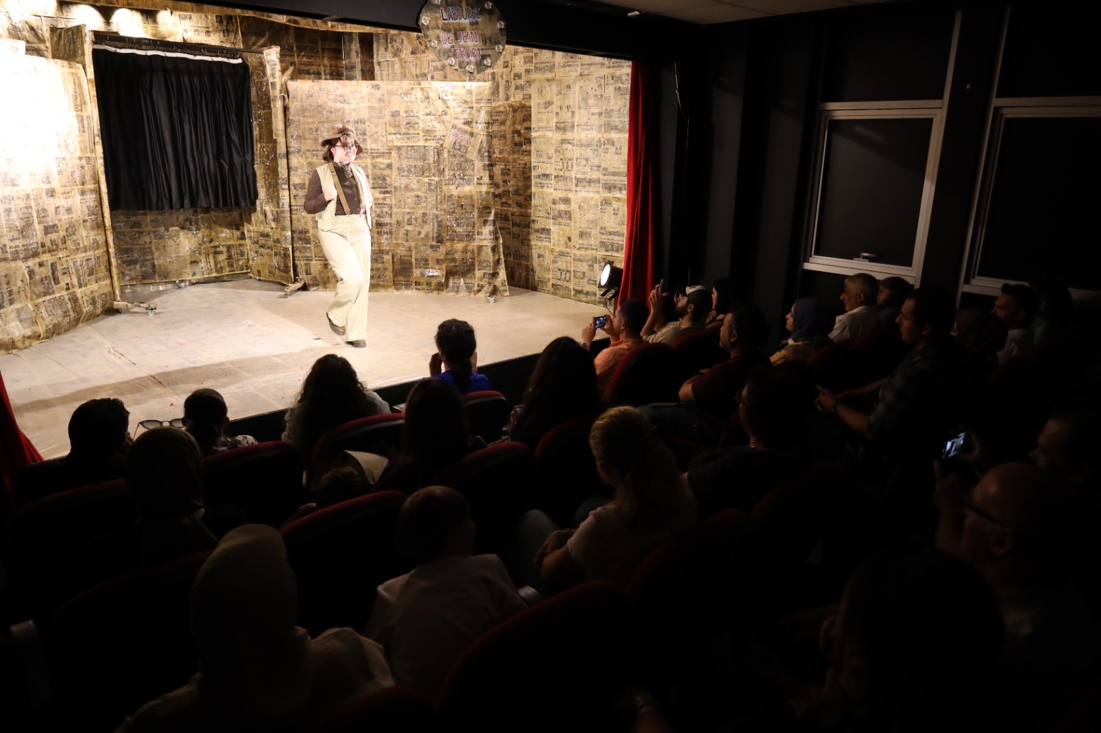 İzmit Sanat Akademisi’nde tiyatro festivali L'ABSURDE oyunu ile devam etti (2)