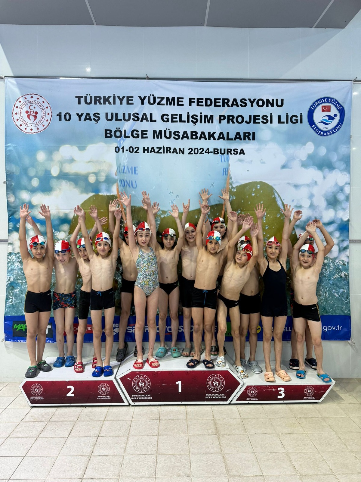 İzmitli minik yüzücüler Bursa’dan başarıyla döndü (1)