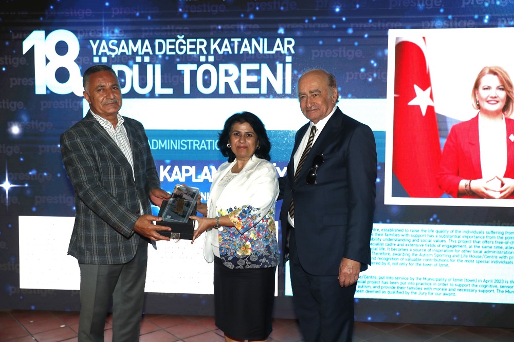 Ödül takdim edilirken