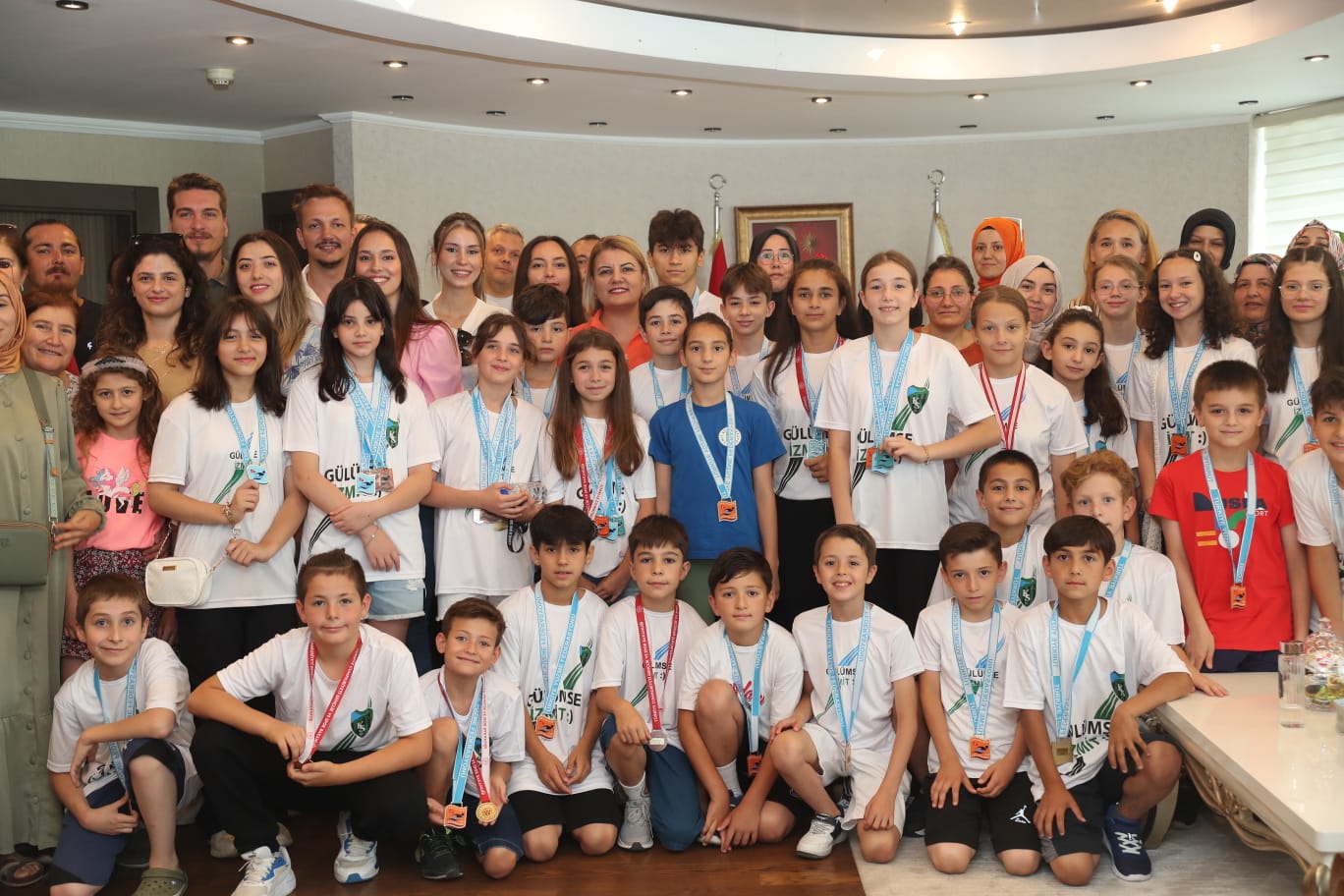 Başkan Hürriyet, başarılı yüzücüleri ağırladı (2)