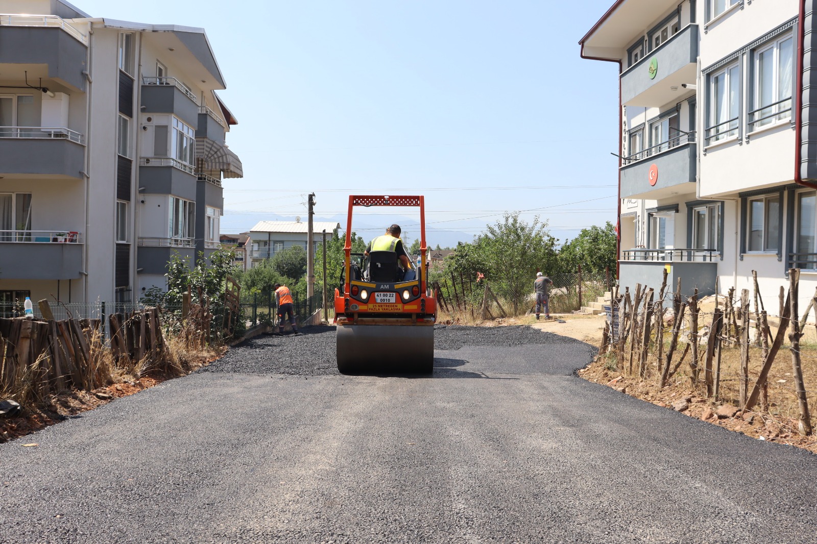 İzmit Belediyesi, Alikahya'da asfalt mesaisine devam ediyor (1)