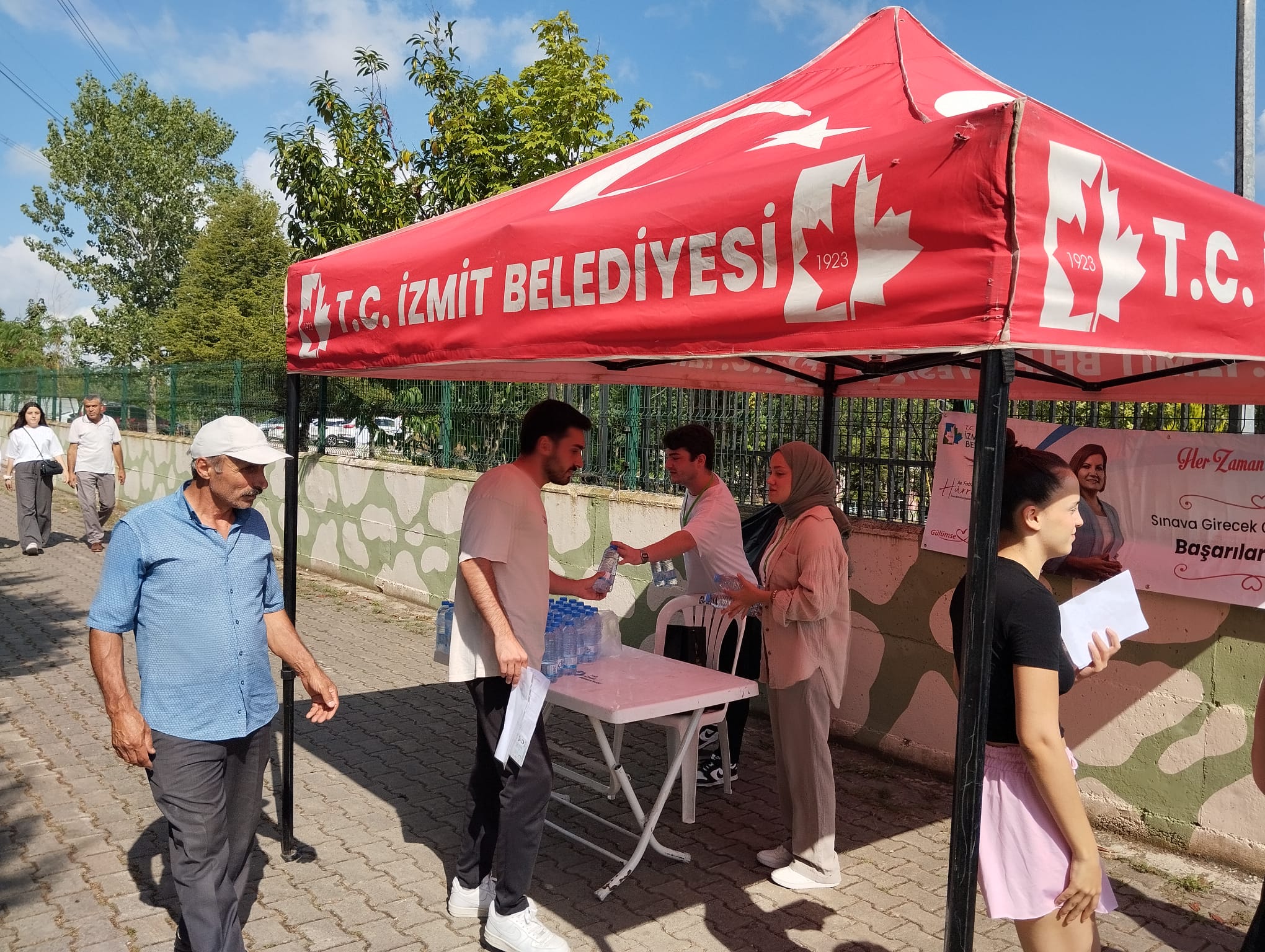 Izmit Belediyesi, KPSS'ye giren adaylari yine yalniz birakmadi (5)
