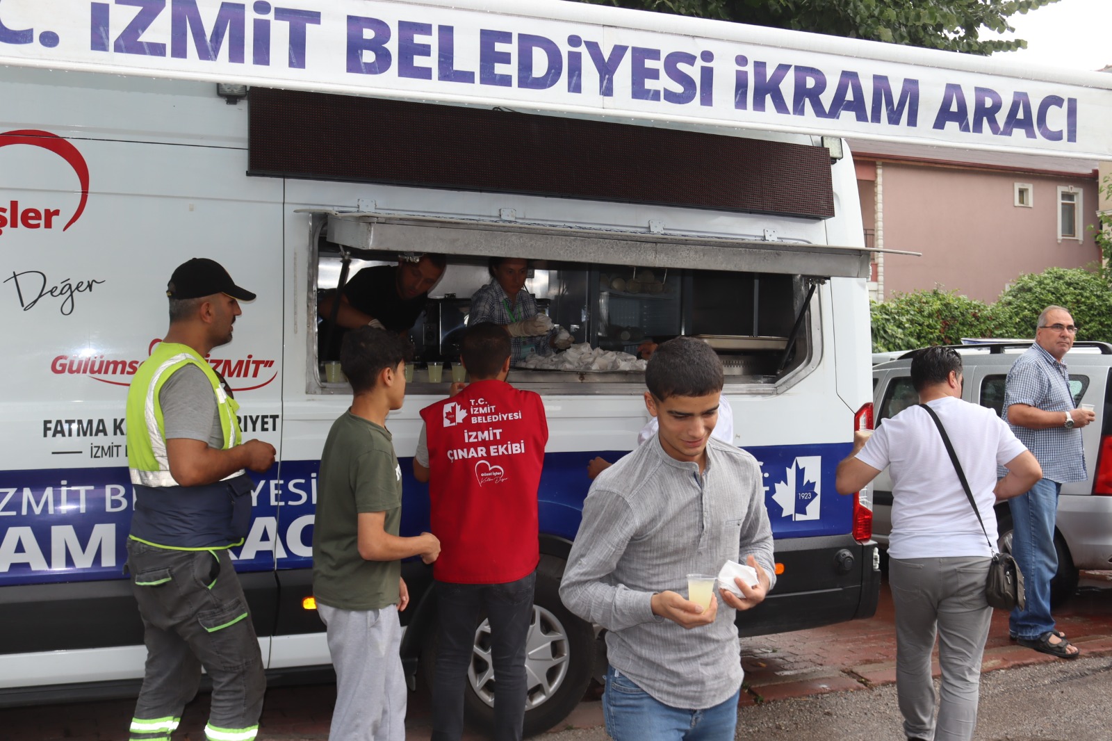 İzmit Belediyesi, Şirintepe’de Cuma Namazı sonrası cemaat ile buluştu (6)