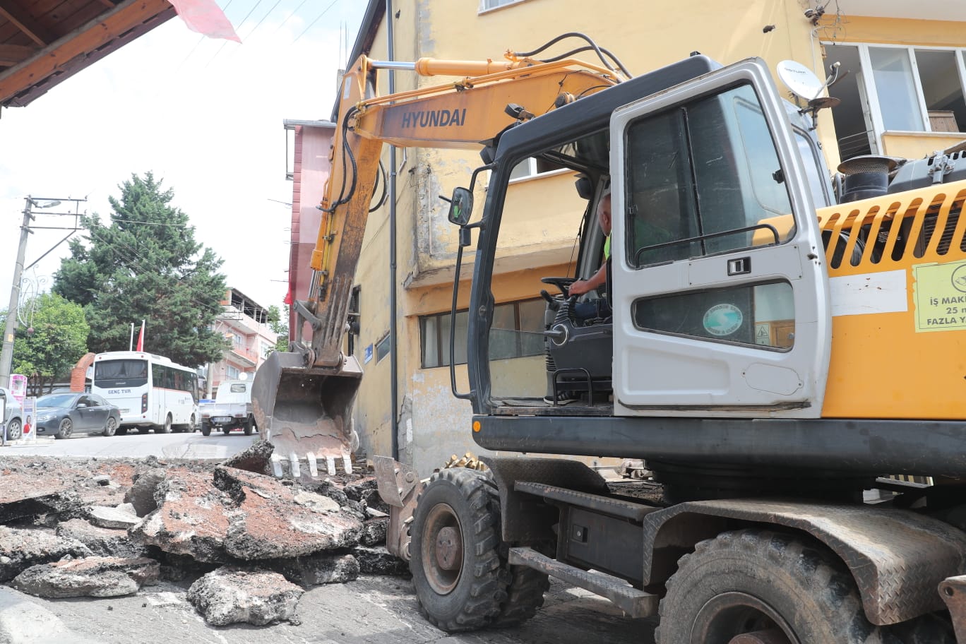 İzmit Belediyesi, Tavşantepe Caddesi’nde konforlu ulaşım için çalışmalara başladı (5)