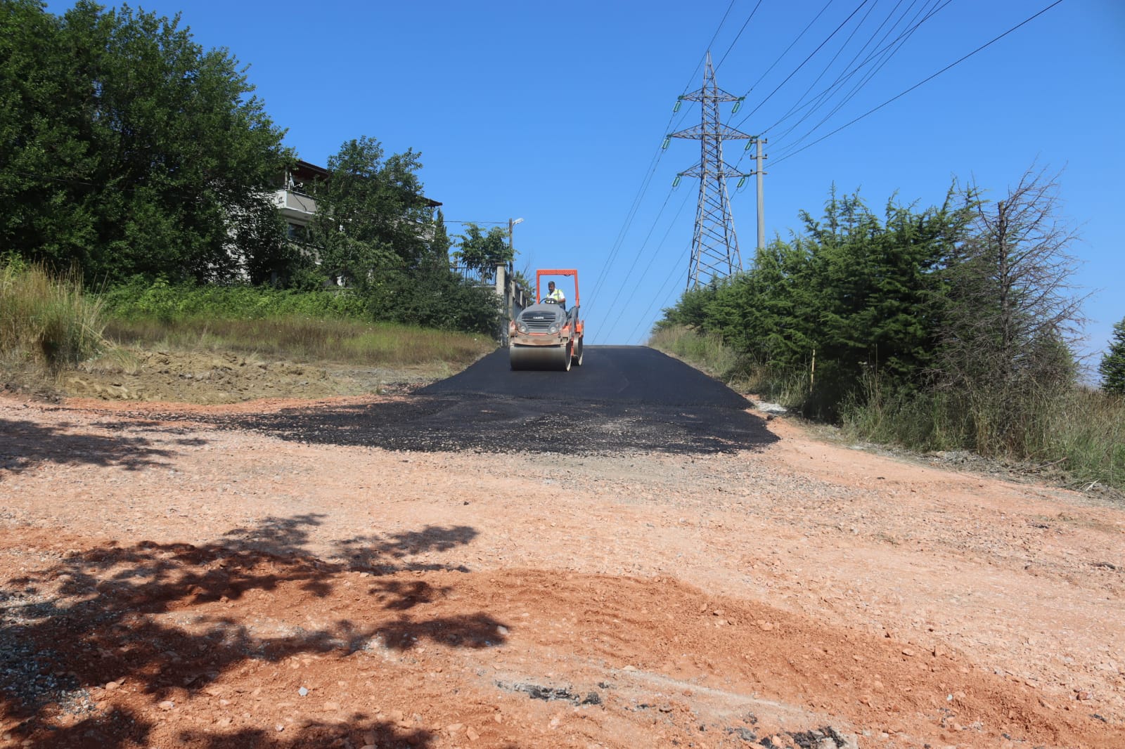 İzmit Belediyesi asfalt mesaisine Gündoğdu Mahallesinde devam etti (2)