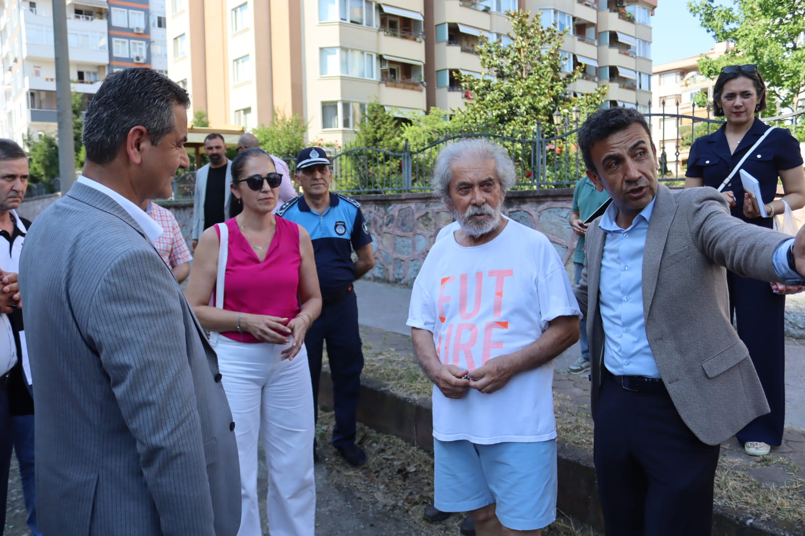 Izmit Belediyesi mahallelerdeki ihtiyaçlari yerinde tespit ediyor (9)