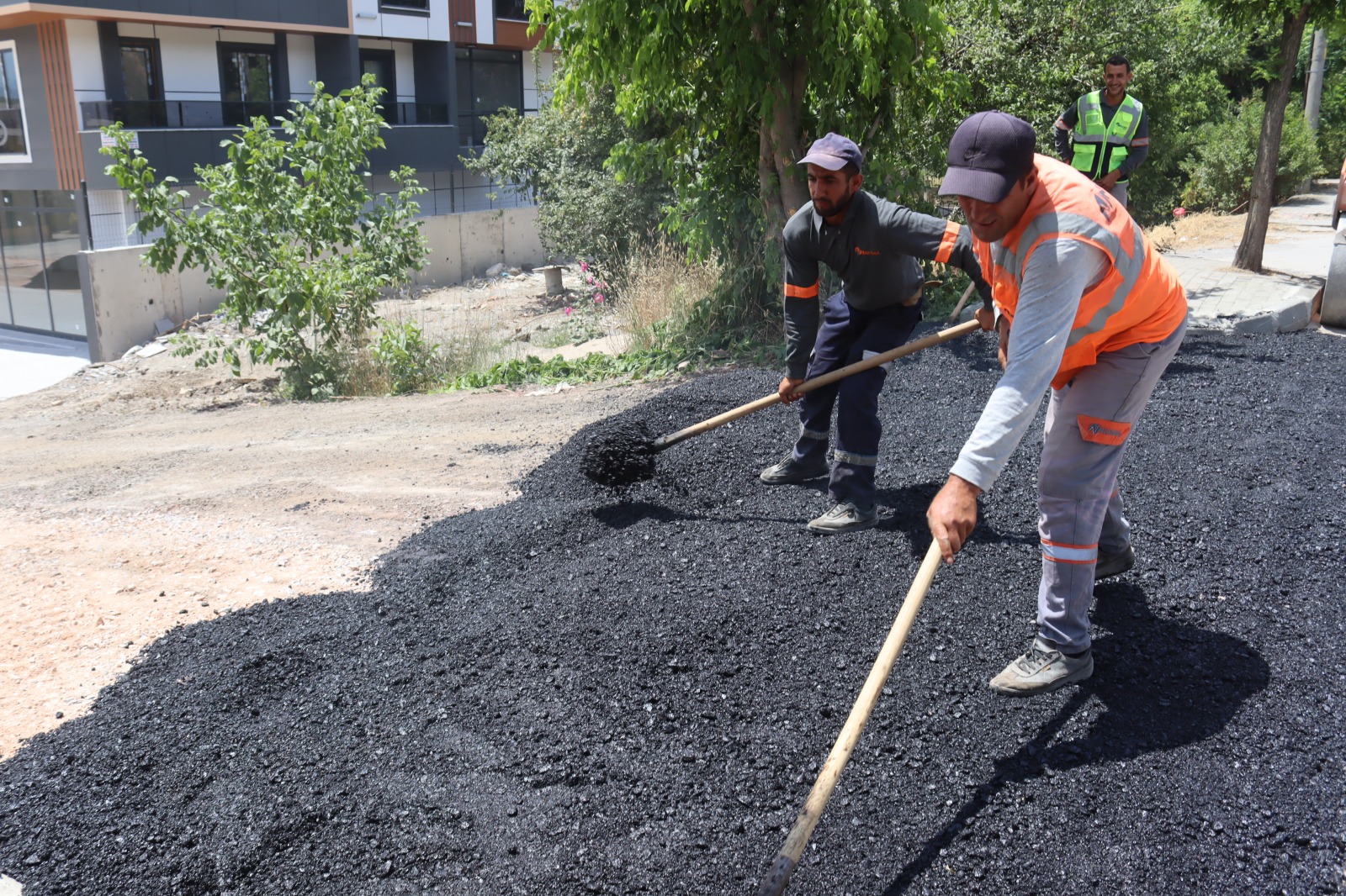 İzmit Belediyesinden Cumhuriyet Mahallesi'nde yoğun asfalt mesaisi (3)