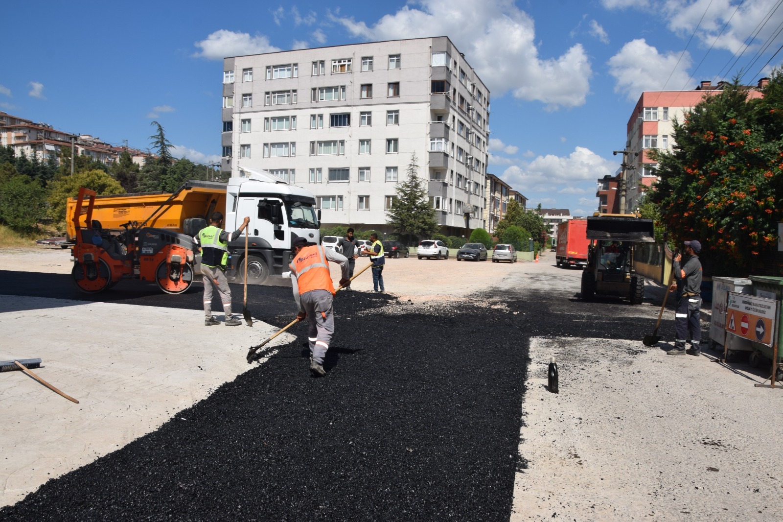 İzmit Belediyesinden Cumhuriyet Mahallesi'nde yoğun asfalt mesaisi (5)
