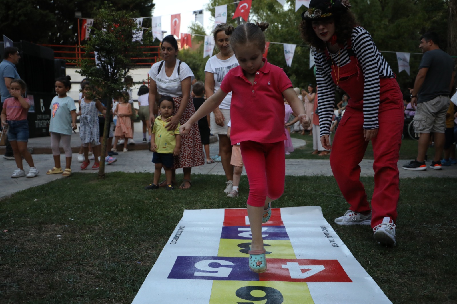 İzmit Yaz Akşamlarında çocuklar doyasıya eğleniyor (1)