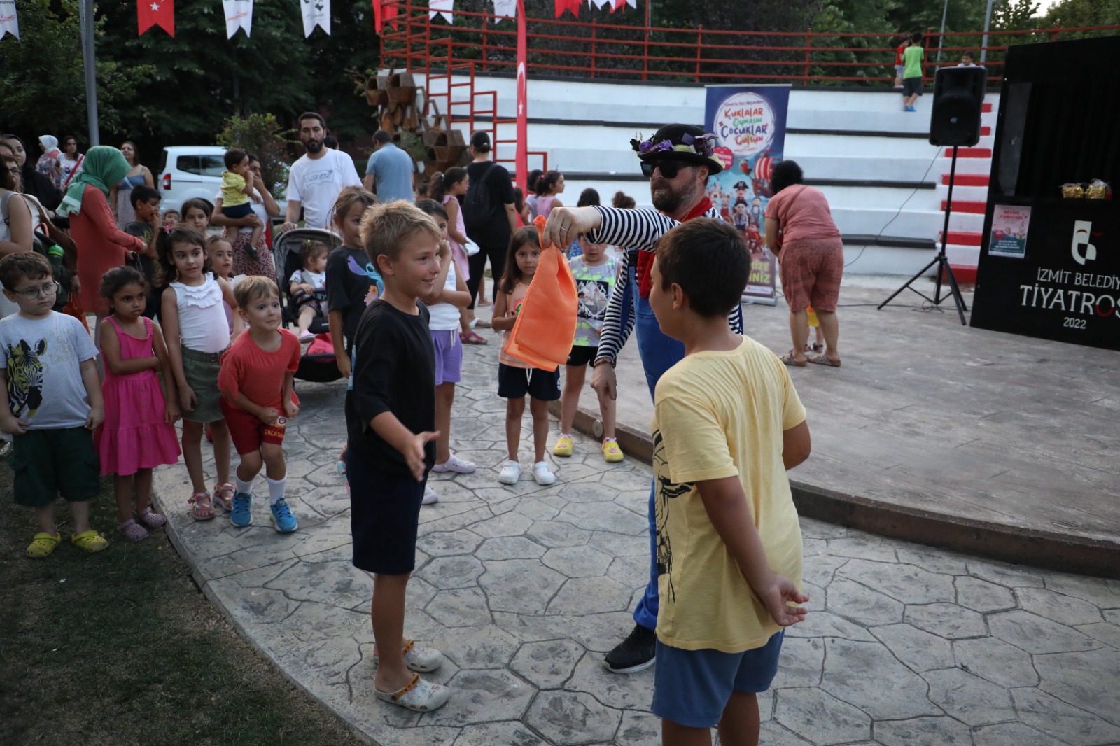 İzmit Yaz Akşamlarında çocuklar doyasıya eğleniyor (2)