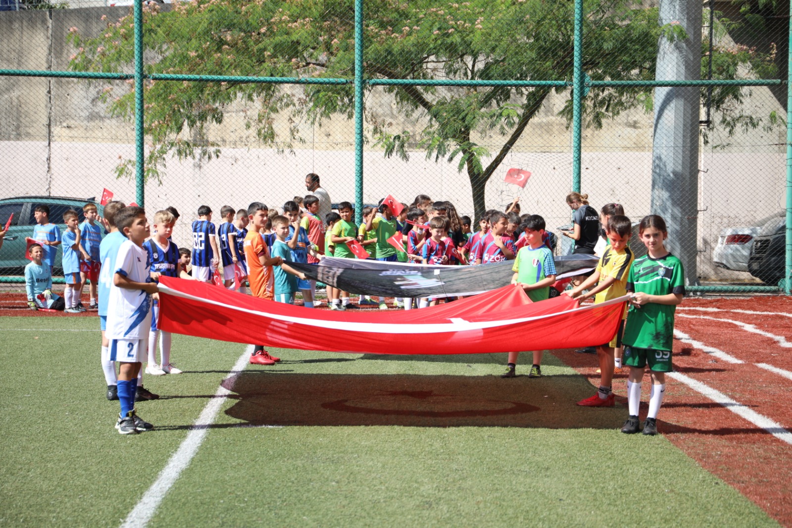 Izmitli Minikler Pismaniye Cup Futbol Turnuvasinda kiyasiya mücadele etti (6)