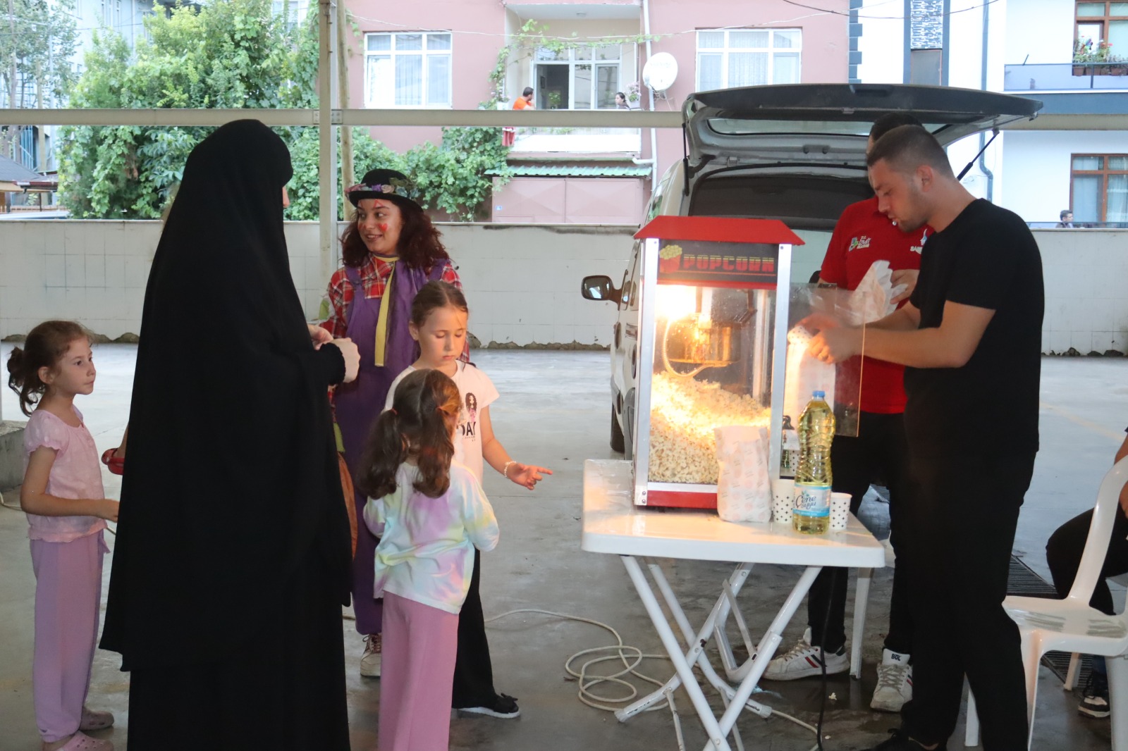 İzmit’te Yaz Akşamlarıyla Yenişehir Mahallesi’nde çocuklar gönüllerince eğlendi (1)