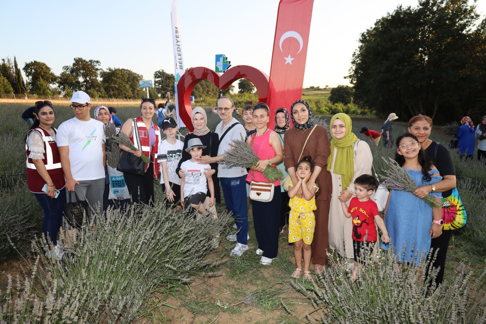 Özel gereksinimli çocuklar ve aileleri Izmit'in Lavanta Bahçesi'nde bulustu (1)