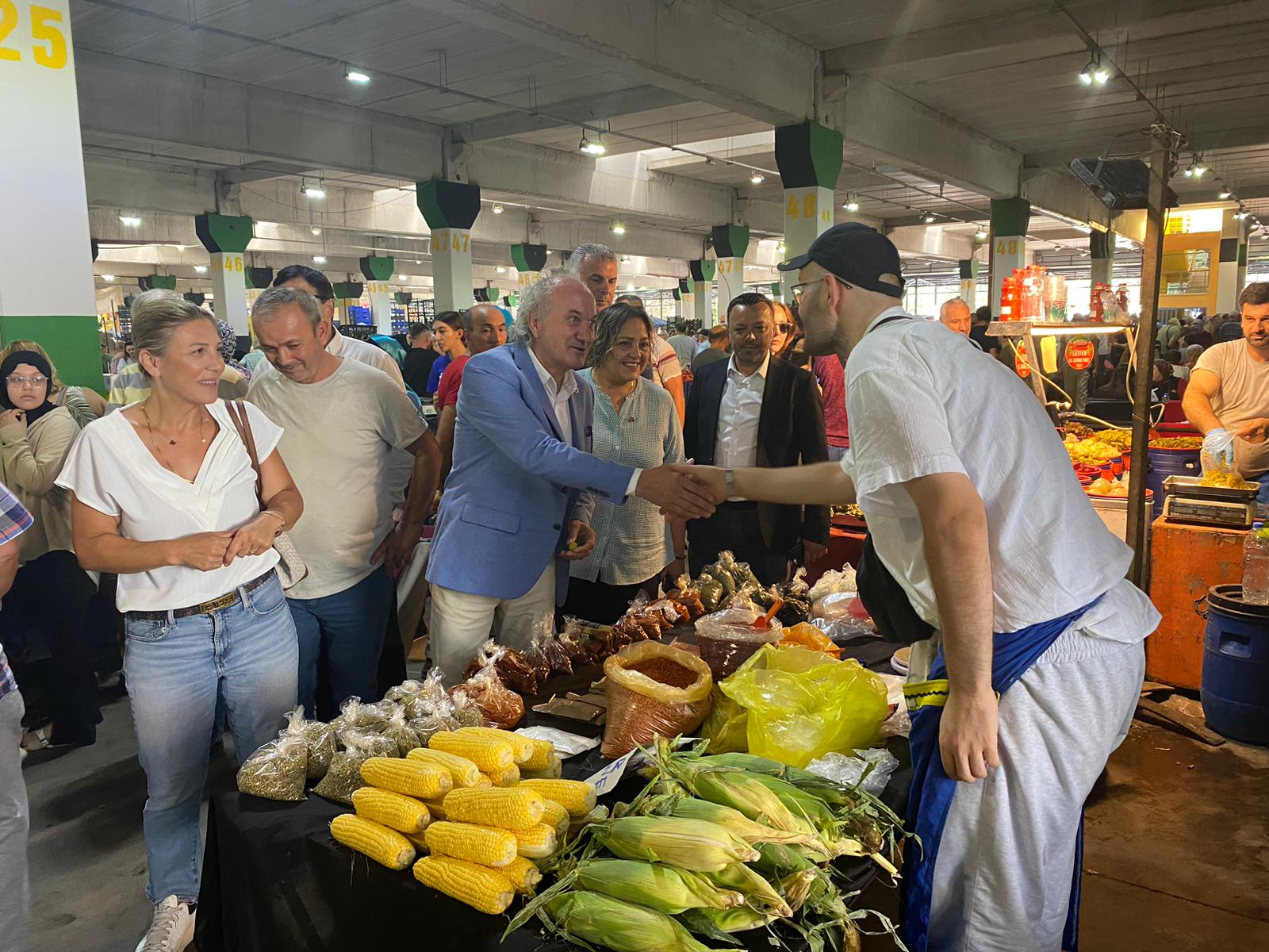Izmit Belediye Baskan Vekili Arcan pazarci esnafina `hayirli isler' diledi (1)