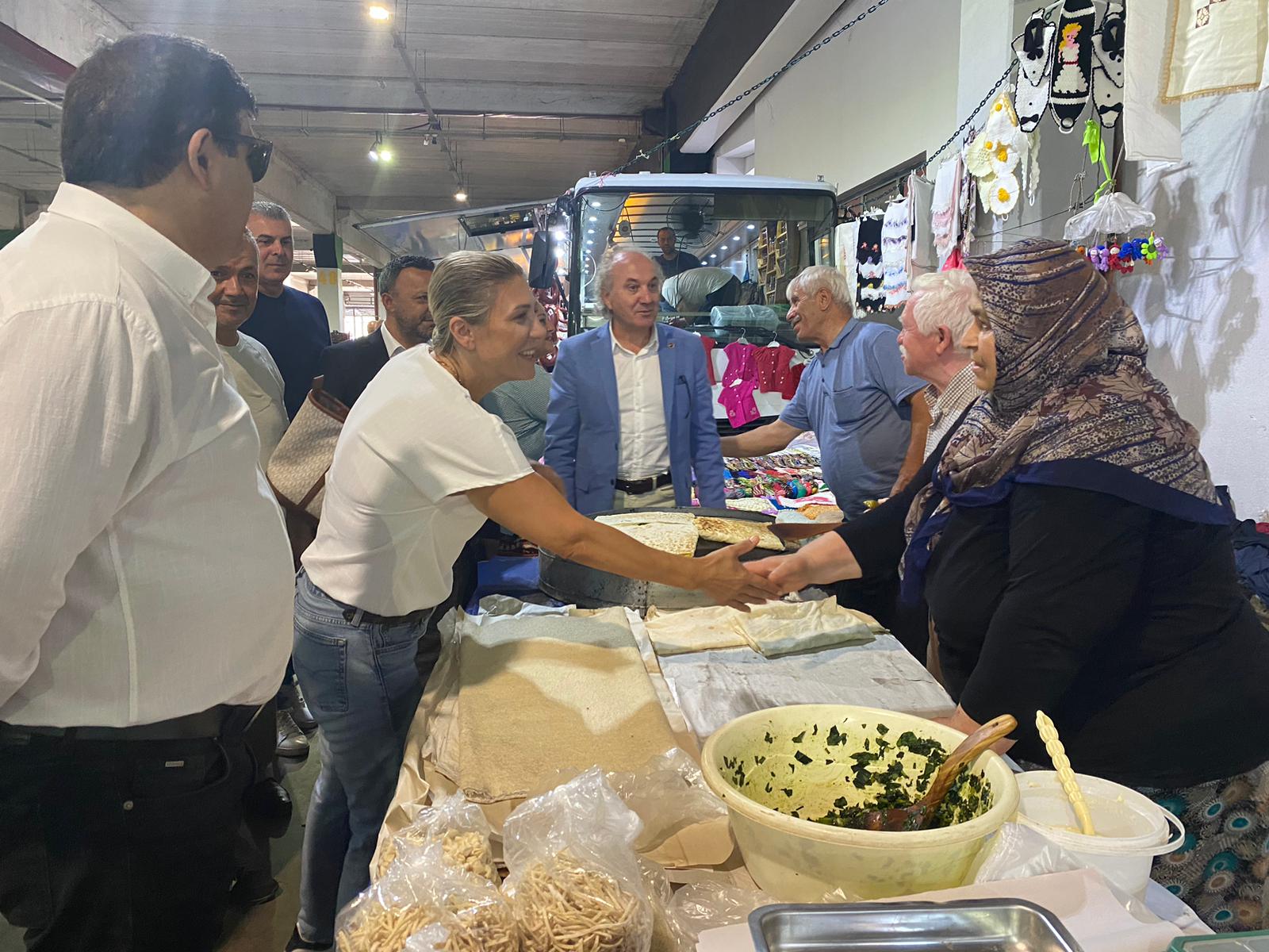 Izmit Belediye Baskan Vekili Arcan pazarci esnafina `hayirli isler' diledi (2)