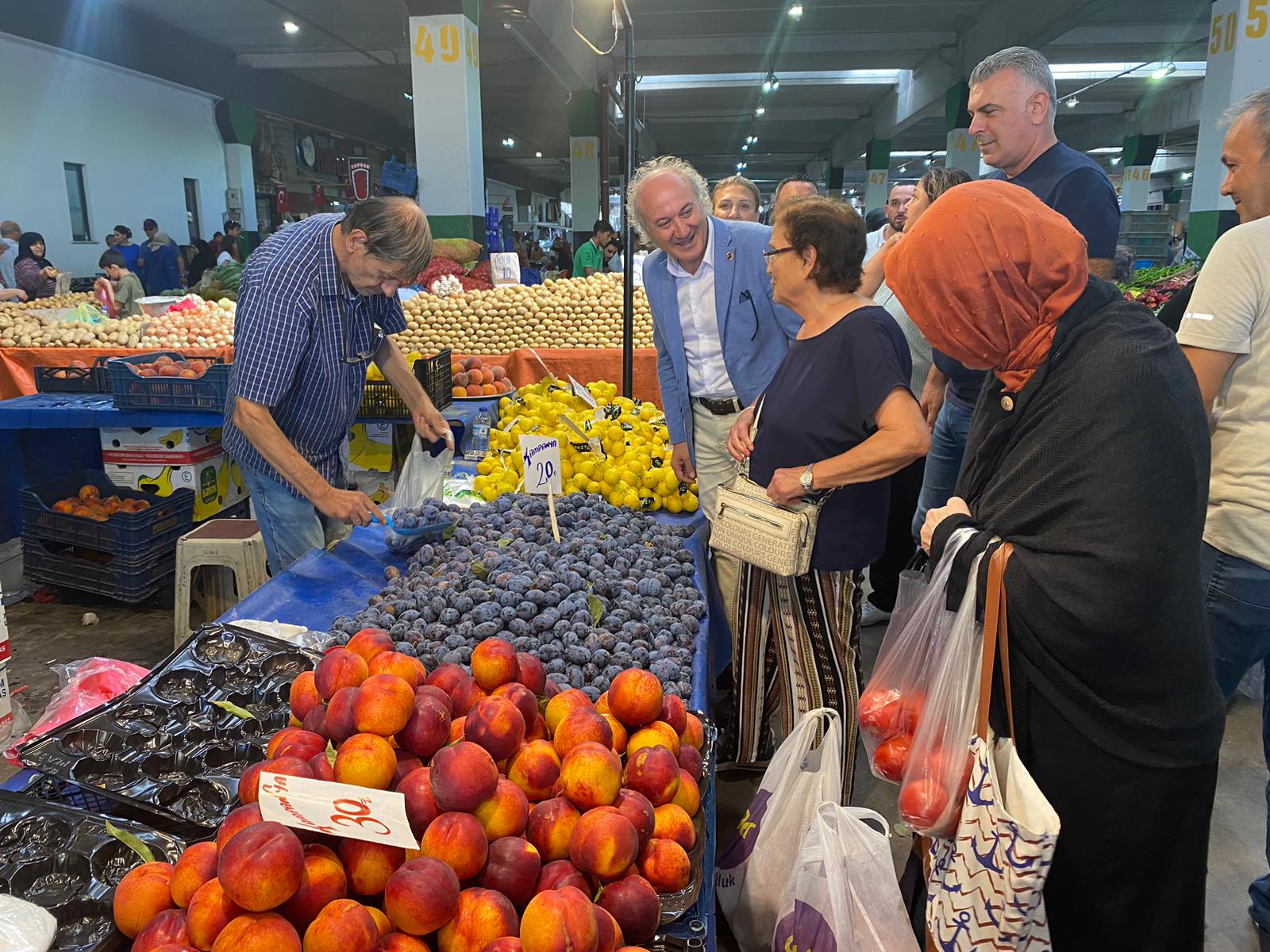 Izmit Belediye Baskan Vekili Arcan pazarci esnafina `hayirli isler' diledi (6)