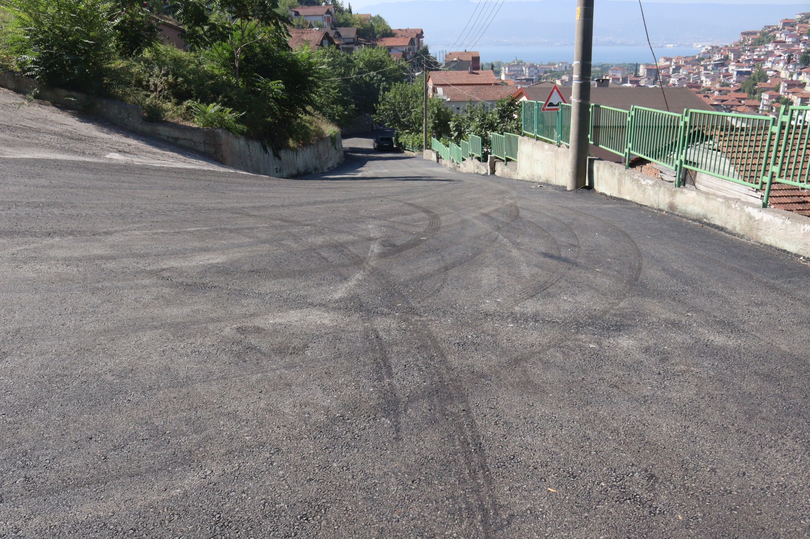 İzmit Belediyesi Yenidoğan’da 1500 metrelik yolu yeniledi (4)