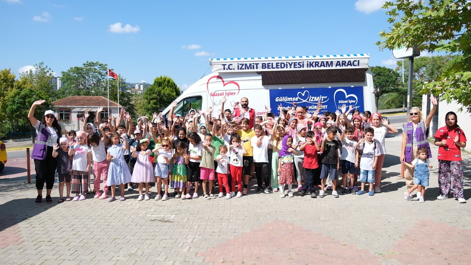 Izmit Belediyesi çocuklarin yüzlerini güldürmeye devam ediyor (11)