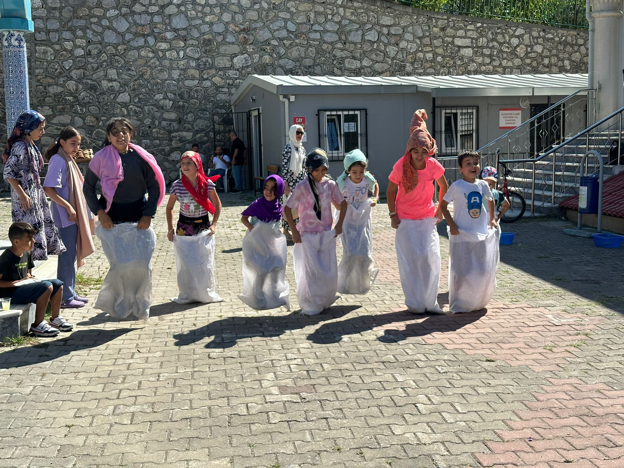 Izmit Belediyesi çocuklarin yüzlerini güldürmeye devam ediyor (5)
