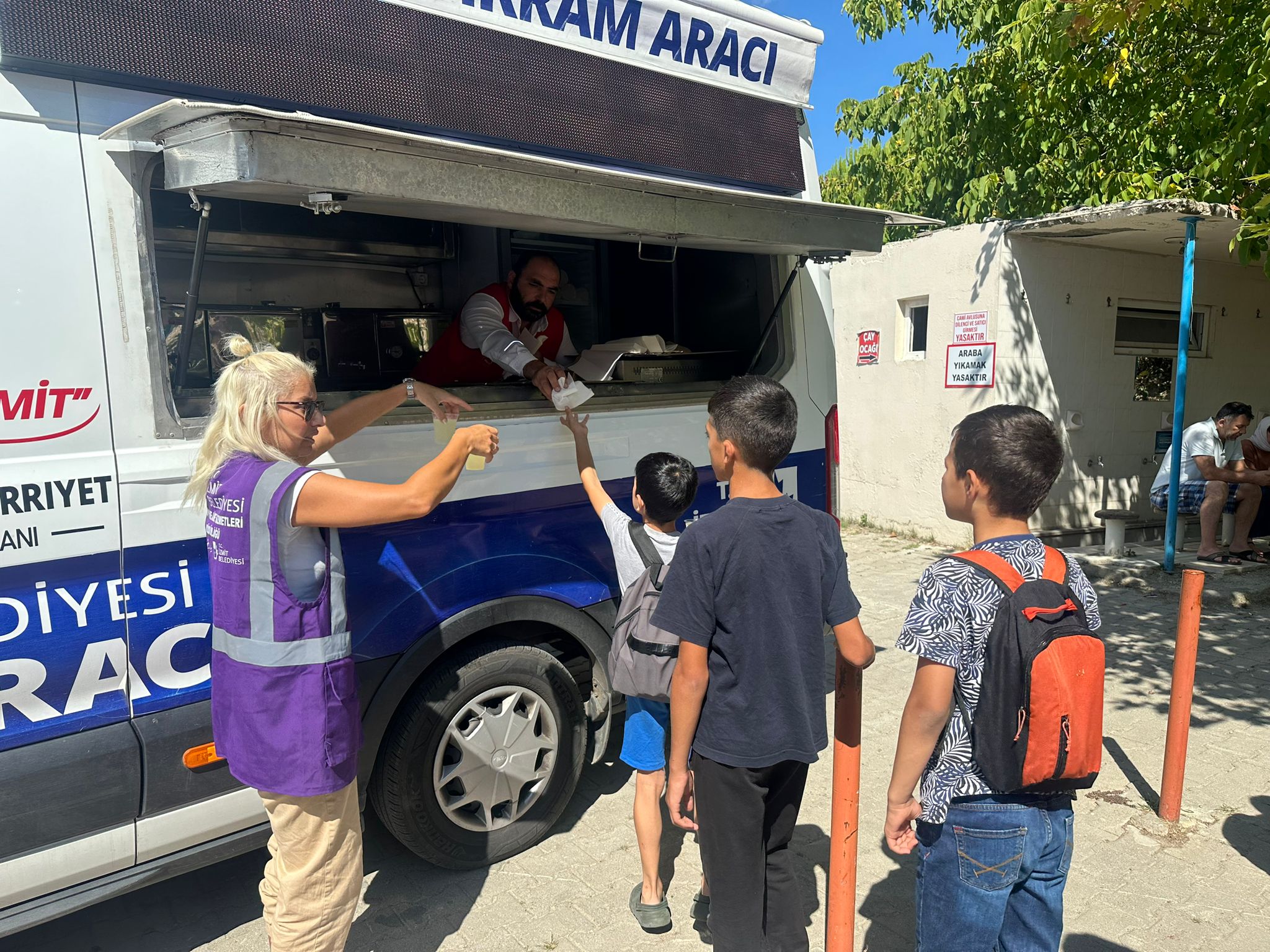 Izmit Belediyesi çocuklarin yüzlerini güldürmeye devam ediyor (7)