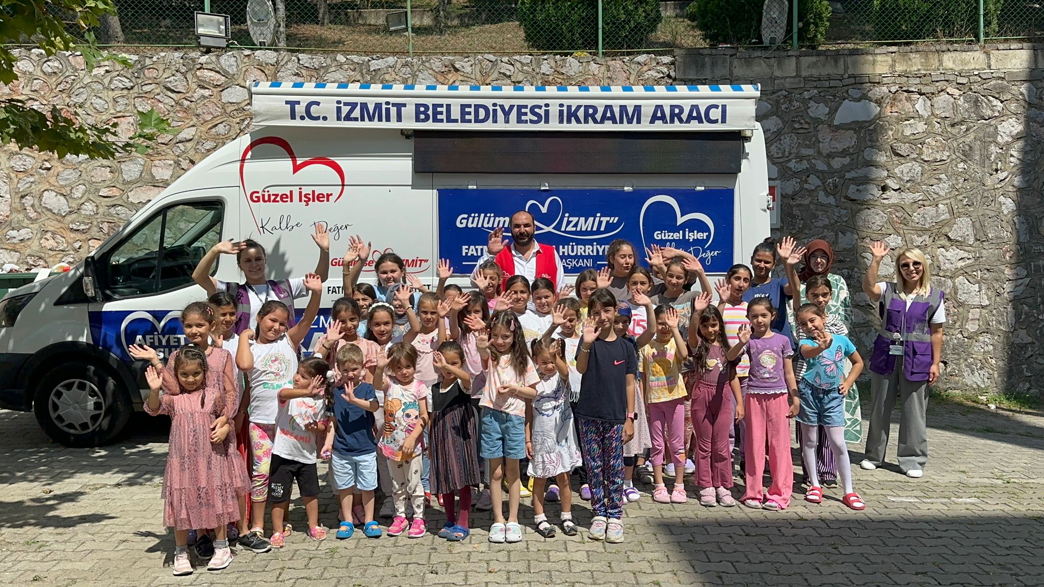 Izmit Belediyesi çocuklarin yüzlerini güldürmeye devam ediyor (8)