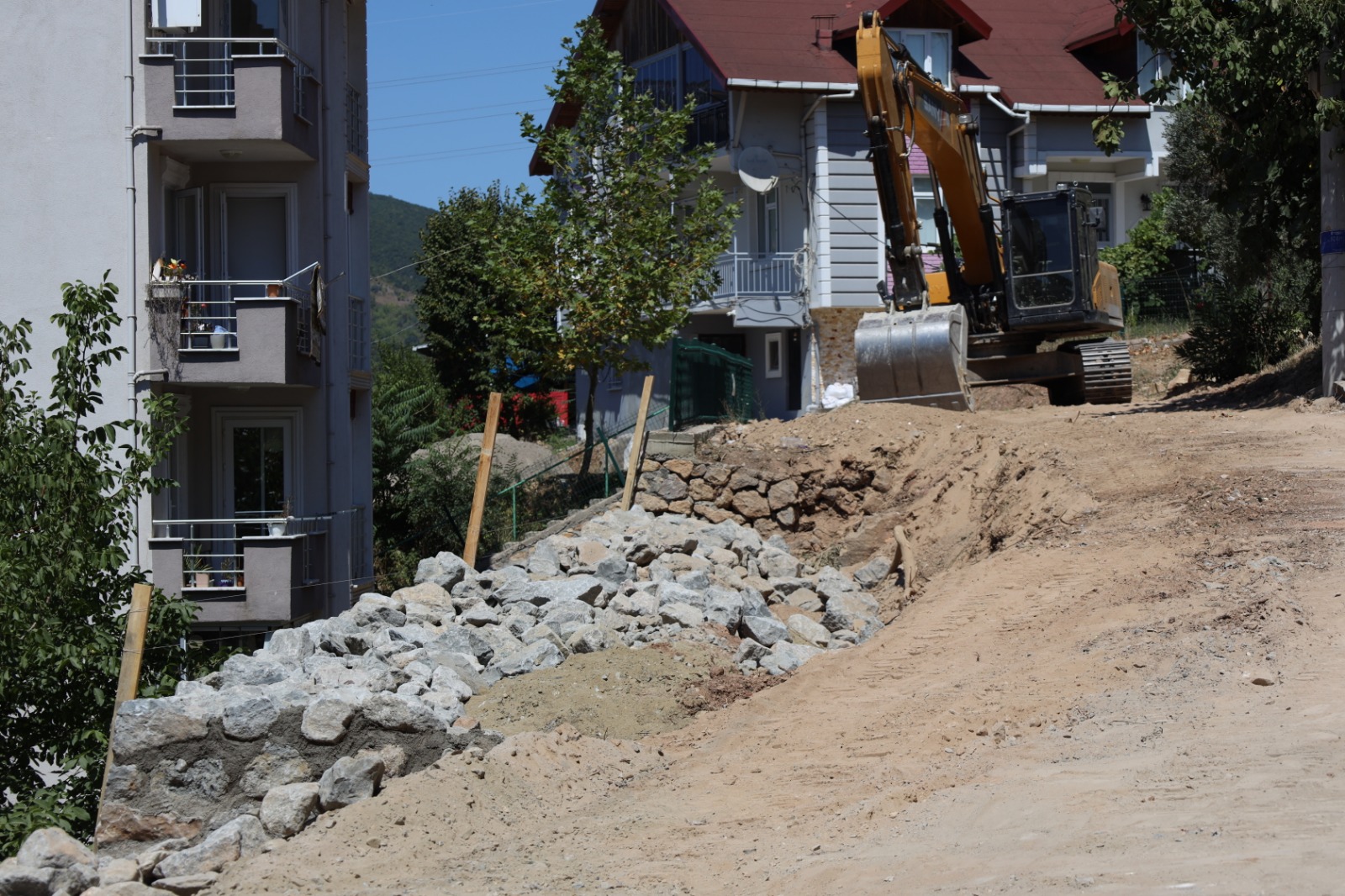İzmit Belediyesi, güvenli alanlar için istinat duvarı inşaatlarına devam ediyor (2)
