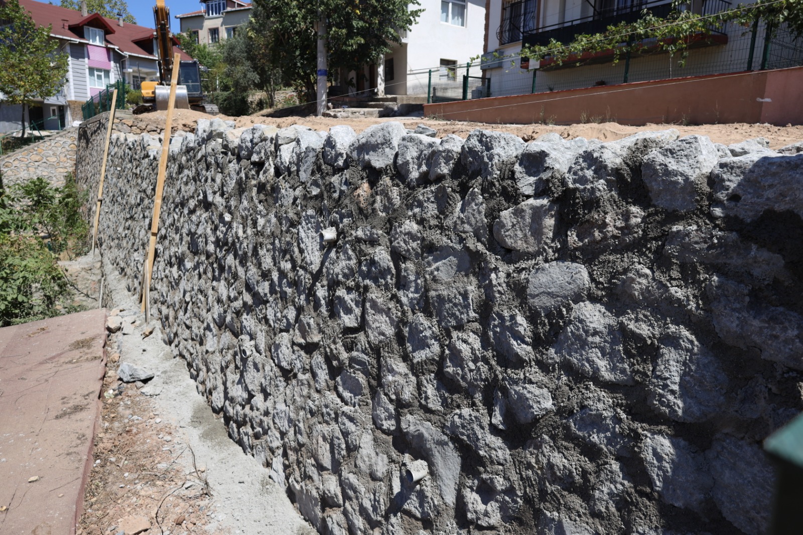 İzmit Belediyesi, güvenli alanlar için istinat duvarı inşaatlarına devam ediyor (4)