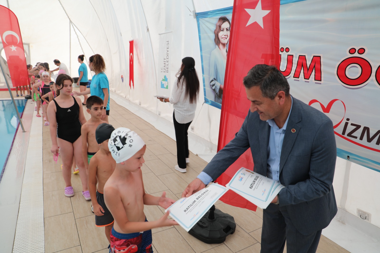 İzmit Belediyesi ile yüzme öğrenen minik yüzücüler sertifikalarını aldı (1)