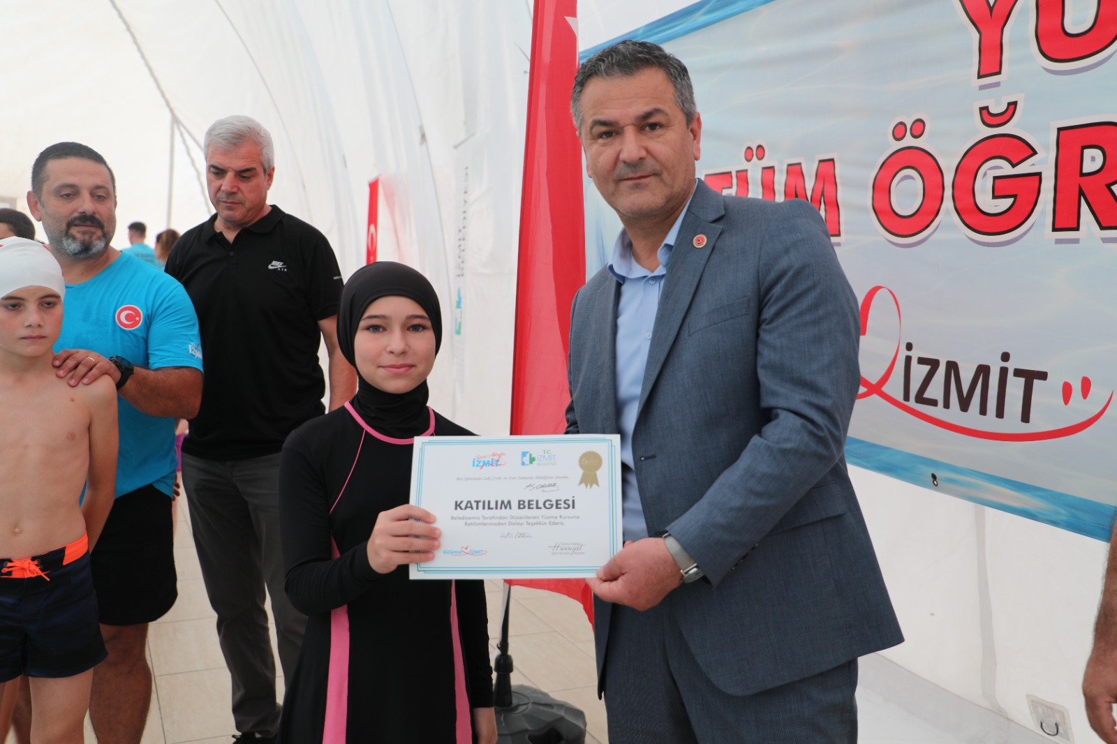 İzmit Belediyesi ile yüzme öğrenen minik yüzücüler sertifikalarını aldı (4)