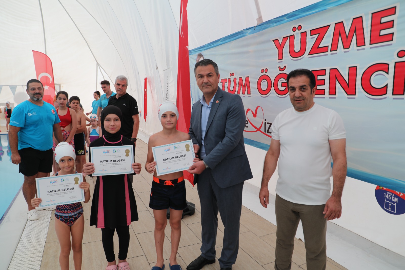 İzmit Belediyesi ile yüzme öğrenen minik yüzücüler sertifikalarını aldı (6)