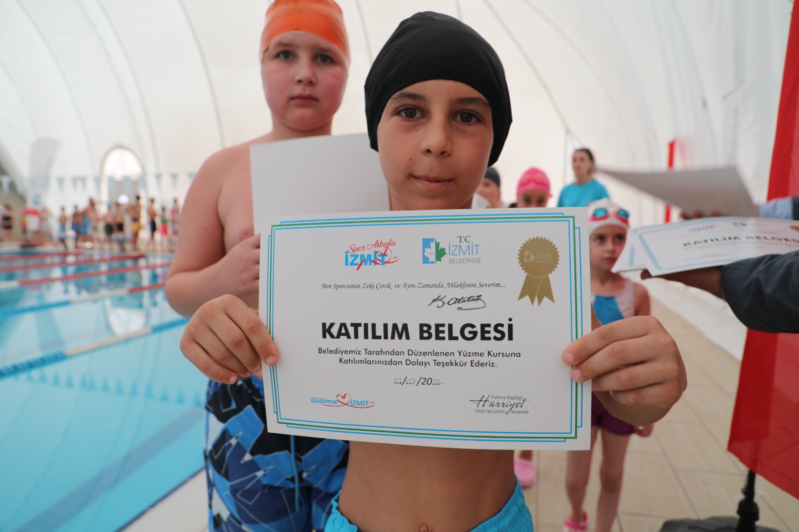İzmit Belediyesi ile yüzme öğrenen minik yüzücüler sertifikalarını aldı (7)