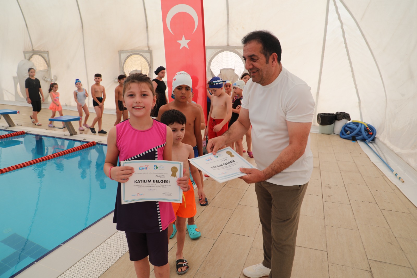 İzmit Belediyesi ile yüzme öğrenen minik yüzücüler sertifikalarını aldı (9)