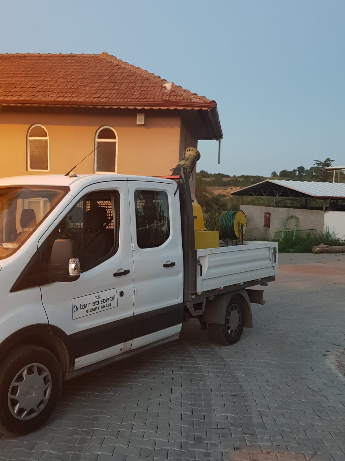 İzmit Belediyesi sinek ilaçlamasına ara vermeden devam ediyor (1)