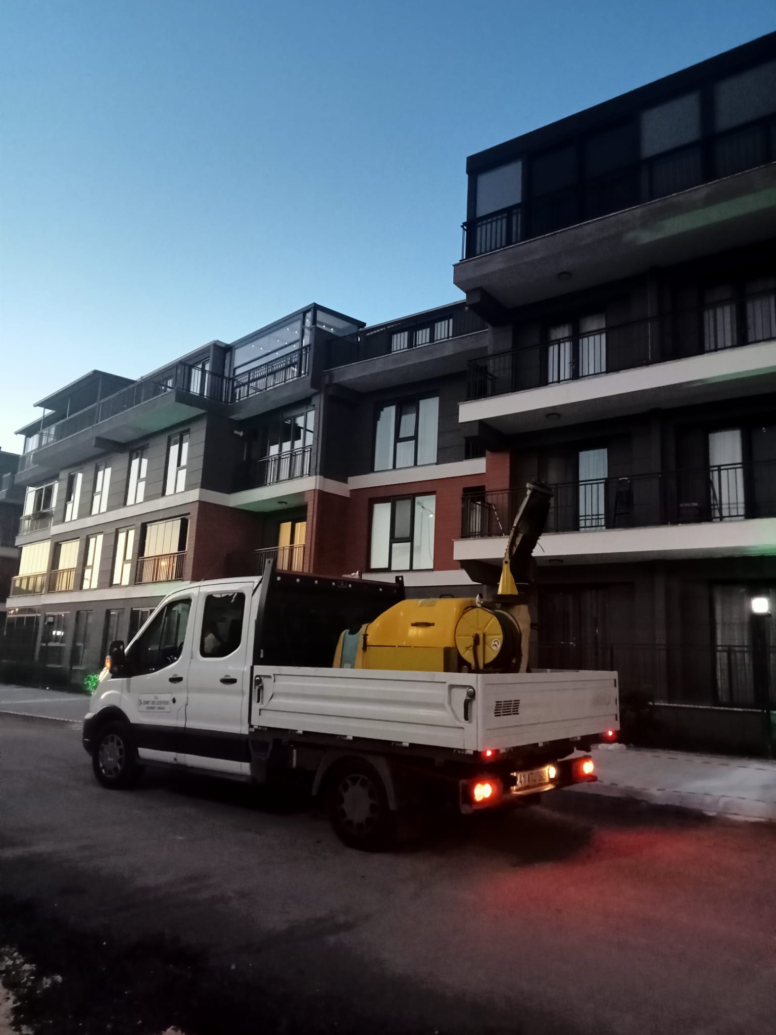 İzmit Belediyesi sinek ilaçlamasına ara vermeden devam ediyor (2)
