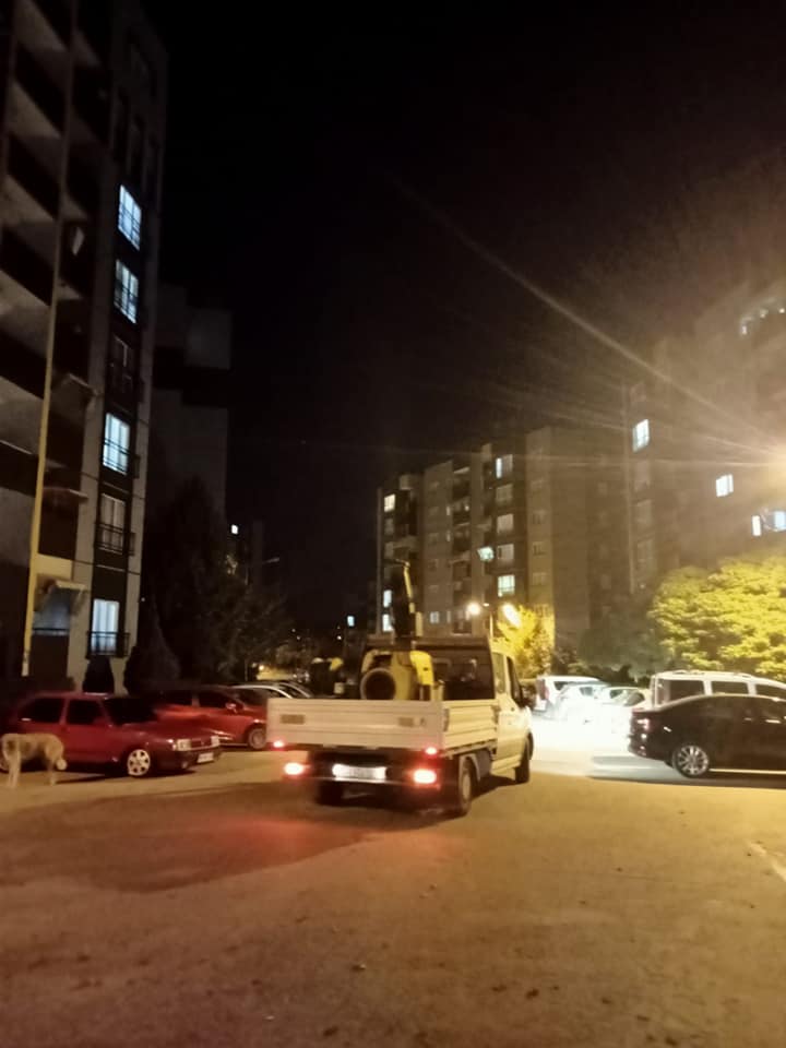 İzmit Belediyesi sinek ilaçlamasına ara vermeden devam ediyor (3)