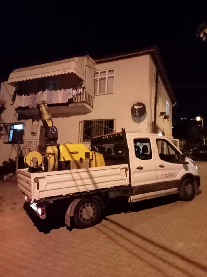 İzmit Belediyesi sinek ilaçlamasına ara vermeden devam ediyor (4)