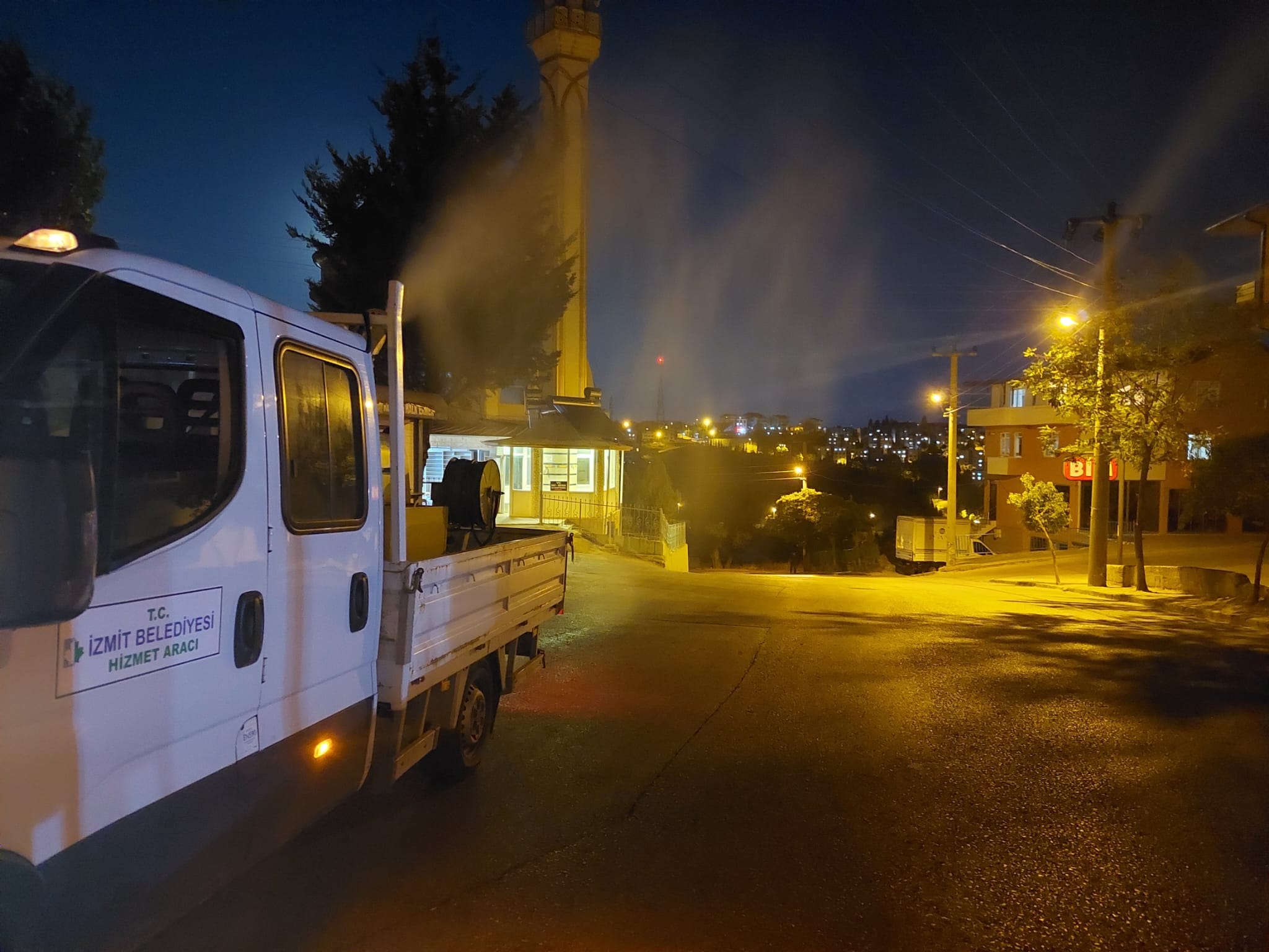 İzmit Belediyesi sinek ilaçlamasına ara vermeden devam ediyor (5)