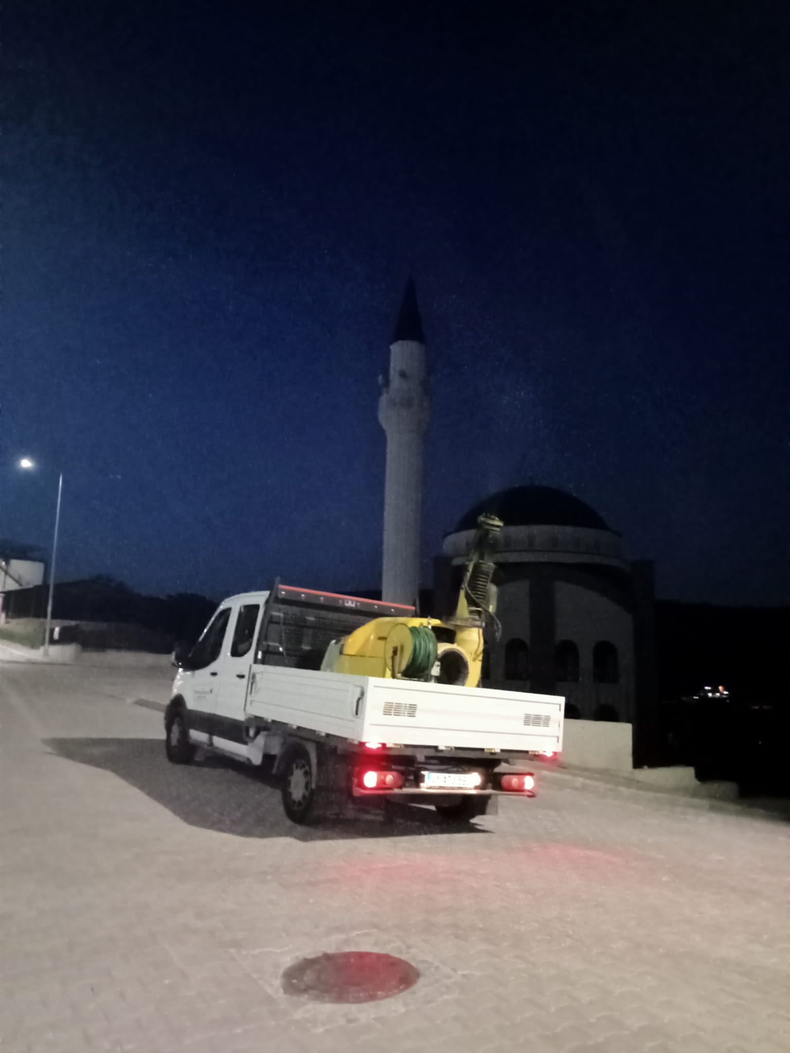 İzmit Belediyesi sinek ilaçlamasına ara vermeden devam ediyor (6)
