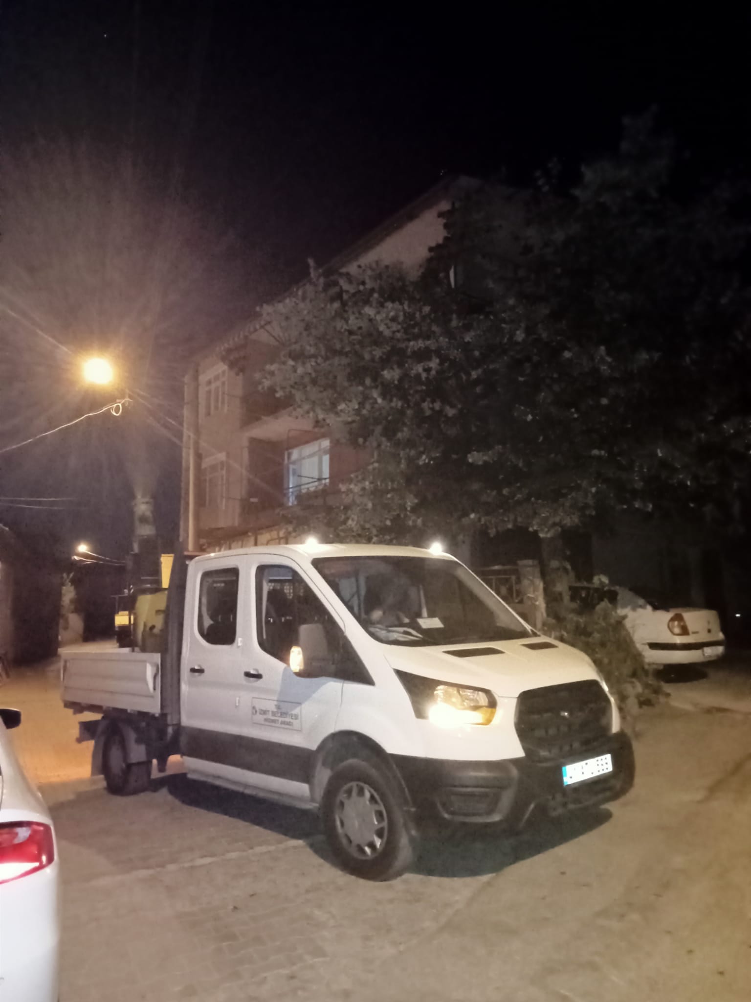 İzmit Belediyesi sinek ilaçlamasına ara vermeden devam ediyor (7)
