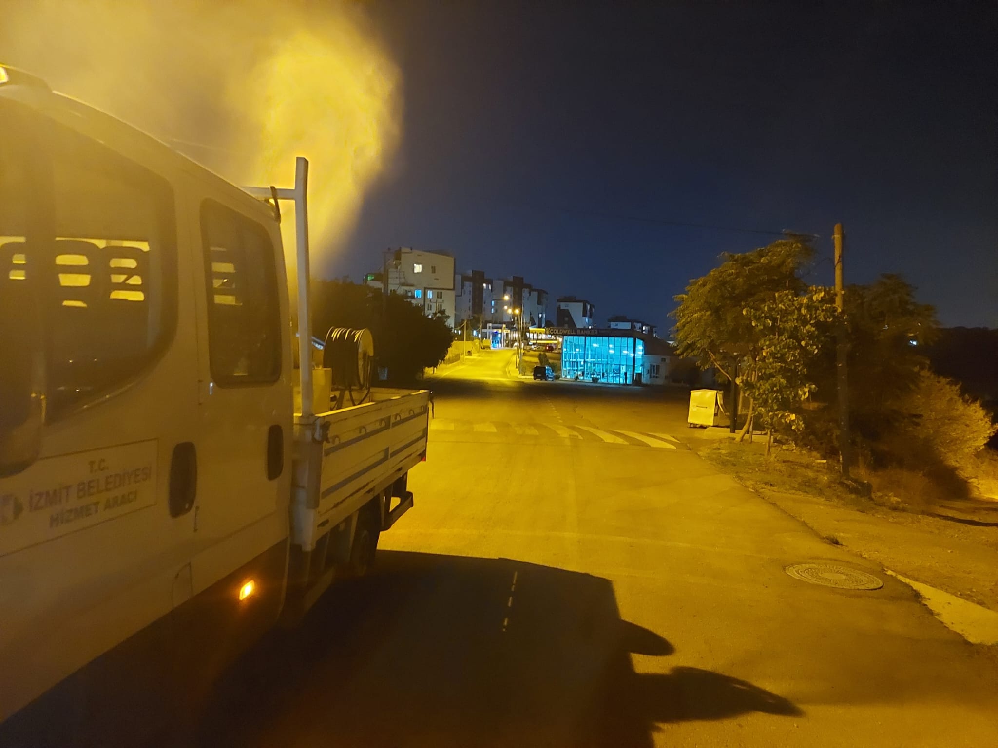 İzmit Belediyesi sinek ilaçlamasına ara vermeden devam ediyor (8)